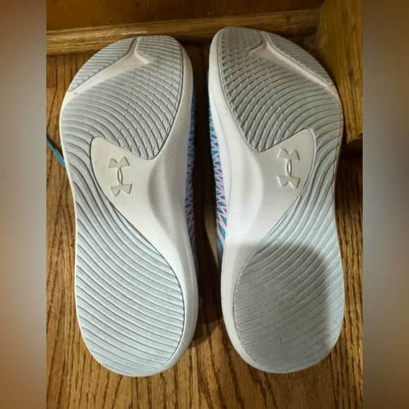 Girls Under Armour Shoes 6.5Y - Picture 2 of 4